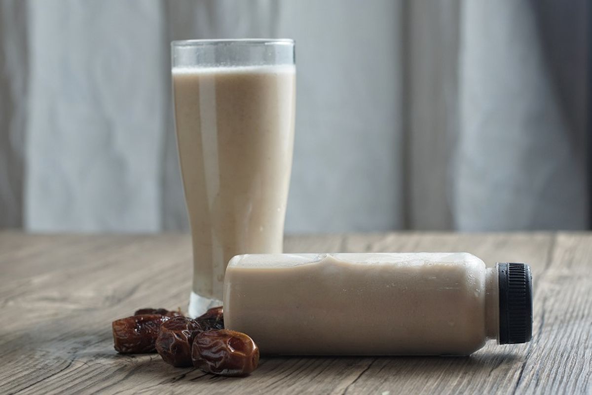 minuman, 10 Ide Jualan Es Segar Takjil yang Laris Saat Bulan Ramadan, 1. Es susu kurma, 2. Es cendol, 3. Es lumut, 4. Es buah atau es campur, 5. Es pisang hijau, 6. Es blewah, 7. Es kopyor, 8. Es kuwut, 9. Es teler, 10. Es kelapa muda jeruk