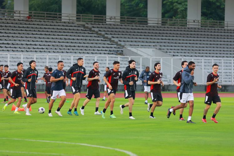 Timnas Indonesia, Berita Foto, Indonesia Vs Bahrain, Kualifikasi Piala Dunia 2026 Zona Asia, Latihan Timnas Indonesia: 3 Pemain Absen, Kluivert Bagi 3 Grup, Kiper Berlatih Duel