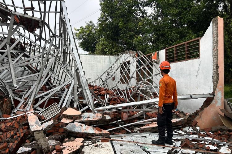 Dedi Mulyadi, Gubernur Jawa Barat, atap sekolah ambruk, sekolah ambruk di Bogor, SMKN 1 Gunung Putri, siswa korban sekolah ambruk, 44 Siswa Jadi Korban Atap Sekolah Ambruk di Bogor, KDM Tanggung Biaya Pemulihan dan Janji Bangun Kembali