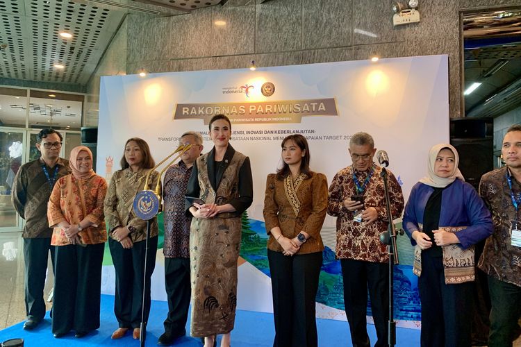 pesawat kelas ekonomi, Menteri Pariwisata, Widiyanti Putri Wardhana, wisatawan premium, Gratiskan PPN Tiket Pesawat dan Kejar Wisata Premium, Cara Indonesia Dongkrak Pariwisata