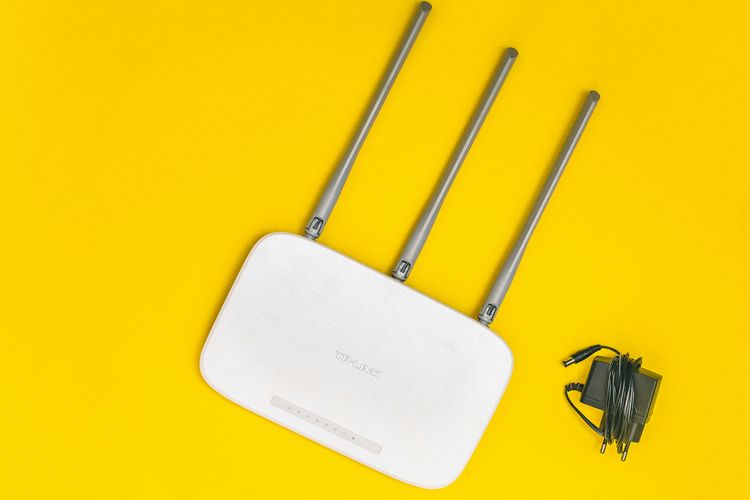 televisi, internet, router, router wifi di rumah, TV Dekat Router Bisa Ganggu Internet, Begini Penjelasan Ahli, Router Bisa Terhalang Layar TV, Posisi Terbaik Router WiFi, Gunakan Dudukan untuk Router, Alternatif Jika Ruangan Sempit