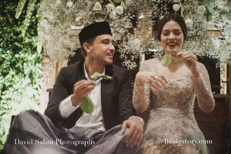 suku Sunda, tradisi khas Sunda, budaya Sunda, budaya sunda, Suku Sunda, tradisi khas sunda, tradisi khas jawa barat, 10 Tradisi Suku Sunda yang Masih Bertahan di Tengah Arus Zaman, Sarat Makna dan Filosofi Hidup, 1. Tradisi Botram, 2. Tradisi Nyaneut, 3. Tradisi Seren Taun, 4. Tradisi Nyalin, 5. Tradisi Munggahan, 6. Tradisi Ngadulag, 7. Tradisi Nganteuran, 8. Tradisi Nenjrag Bumi, 9. Tradisi Ngeuyeuk Seureuh, 10. Tradisi Sisingaan