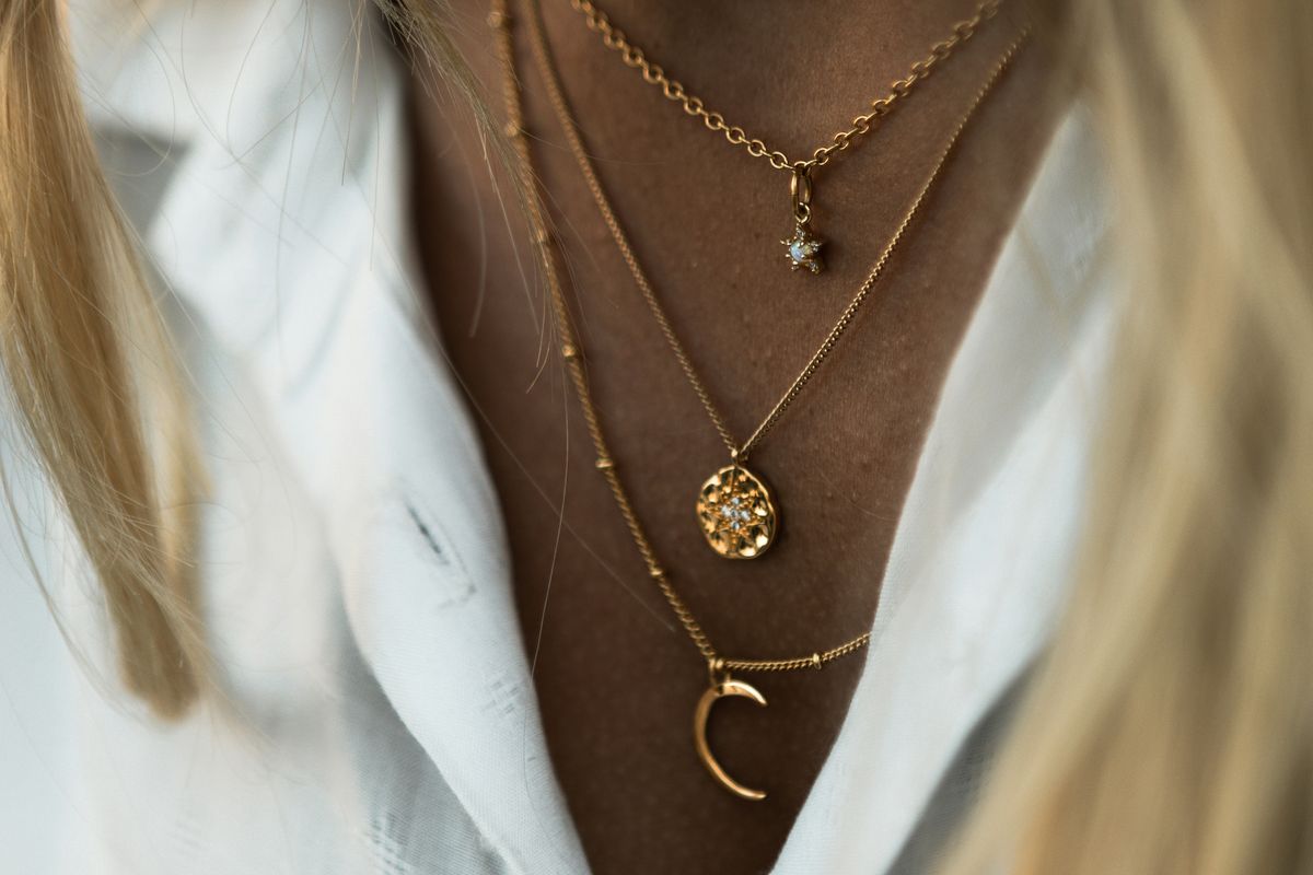 4 Tips Memilih Kalung Sesuai Bentuk Leher Busana agar Elegan, 1. Pilih kalung statement untuk busana strapless atau sweetheart, 2. Gunakan pendant yang mengikuti bentuk V-neck, 3. Hindari kalung pada busana berleher tinggi, 4. Busana halter lebih menonjol tanpa kalung
