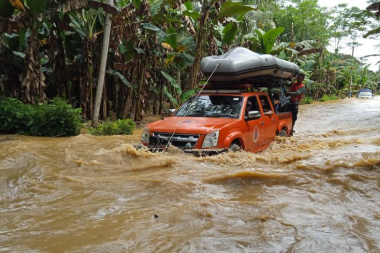 Mobil terseret arus, mobil melewati banjir, Mobil mudah hanyut, Jangan Menerobos Aliran Banjir, Mobil Bisa Hanyut