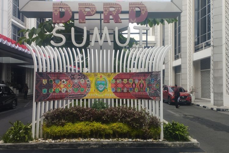 Bobby Nasution, Gubernur Sumatera Utara, DPRD Sumut, gaji dan tunjangan dpr, Tunjangan rumah DPRD, Rp40 Juta Per Bulan untuk Rumah Anggota DPRD Sumut, Gubsu Bobby: Bisa Dihapus Jika Dewan Setuju, Apakah Tunjangan Rumah DPRD Sumut Bisa Diubah?, Apa Saja Komponen Penghasilan DPRD Sumut?, Bagaimana Pandangan Anggota DPRD Sumut?, Mengapa Tunjangan Rumah DPRD Disorot Publik?