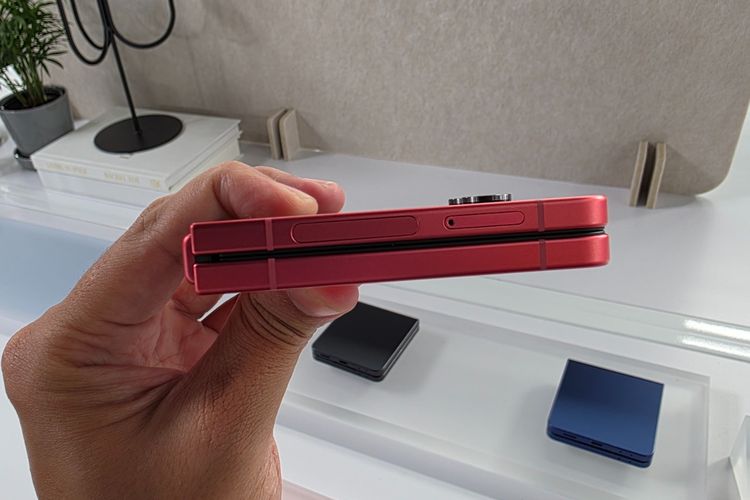 Samsung, Z Flip 7, Samsung Z Flip 7, Smartphone, samsung z flip 7, spesifikasi samsung z flip 7, fitur samsung galaxy z flip 7, harga samsung galaxy z flip 7, Hands-on Samsung Galaxy Z Flip 7, Layar Depan Full, Bodi Lebih Tipis, Desain tetap ramping, Chip Exynos baru, OneUI 8 dan fitur keamanan baru, Harga dan bonus pre-order