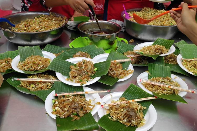 wisata kuliner, Medan, kuliner khas Medan, Mi aceh, Soto medan, Bubur medan, kuliner Medan, Teh susu telur, 10 Kuliner di Medan yang Wajib Dicoba Wisatawan, 1. Mi aceh, 2. Sup sumsum sapi, 3. Bihun kari, 4. Mi balap, 5. Soto medan, 6. Rujak kolam, 7. Bubur medan, 8. Belut goreng cabai hijau, 10. Teh susu telur