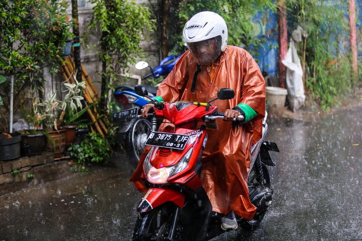 Pemprov DKI, mikroplastik, BRIN, mikroplastik di awan, DLH DKI Jakarta, Begini Cara Pemprov DKI Atasi Mikroplastik di Langit dan Air Hujan Jakarta