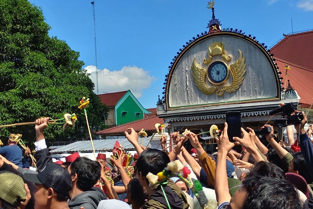Malam Satu Suro, Malam Satu Suro 2025, malam Satu Suro, malam satu suro, mitos malam satu suro bagi orang jawa, mitos malam satu suro, 7 Mitos yang Populer soal Malam Satu Suro, Sudah Tahu?, 1. Larangan keluar rumah di malam hari, 2. Dilarang berbicara dan berisik, 3. Tidak boleh menggelar hajatan atau pernikahan, 4. Bersih diri dari nasib buruk, 5. Jamasan Pusaka untuk membersihkan energi negatif, 6. Dilarang bicara kasar, 7. Dilarang pindahan atau membangun rumah