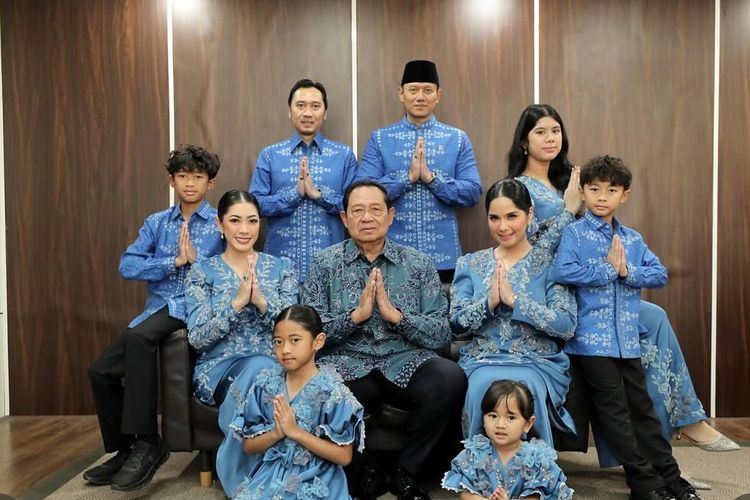 Agus Harimurti Yudhoyono, Annisa Pohan, gaya lebaran AHY, busana lebaran Keluarga AHY, Modis Serba Biru, Gaya AHY dan Keluarga saat Lebaran 