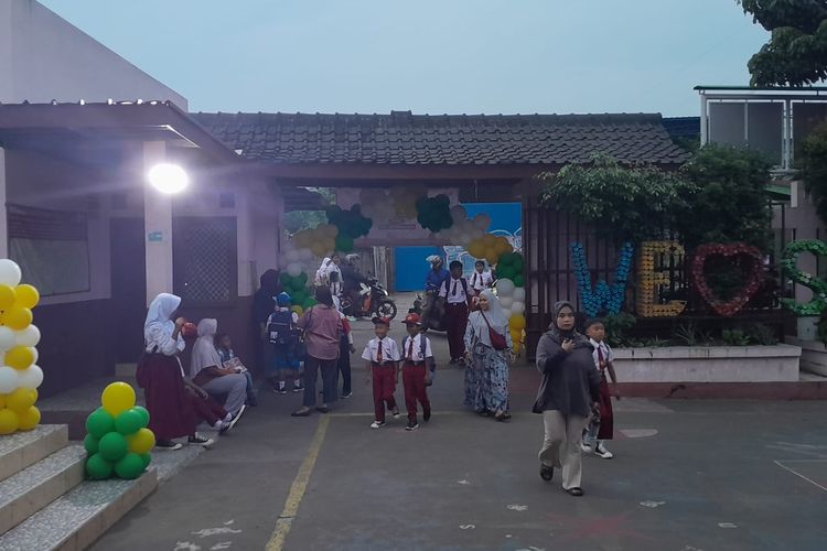 Dedi Mulyadi, Gubernur Jawa Barat, survei litbang kompas, jam masuk sekolah dedi mulyadi, Survei Litbang Kompas: Mayoritas Warga Puas Program Dedi Mulyadi, tapi Jam Sekolah 06.30 Tuai Resistensi, Bagaimana Tanggapan Warga terhadap Program Kontroversial?, Program Mana yang Mendapat Kepuasan Publik Tertinggi?, Bagaimana dengan Program Infrastruktur dan Pertambangan?, Mengapa Beberapa Program Dinilai Kurang Efektif?