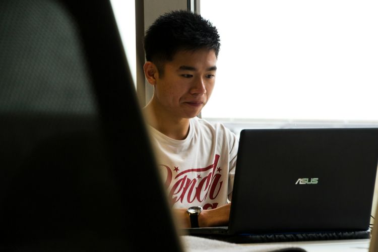 aplikasi kencan, aplikasi kencan online, Green Flag, tanda cowok green flag, cowok green flag, cowok green flag itu seperti apa, cowok green flag adalah, ciri cowok green flag, 10 Tanda Cowok Green Flag di Aplikasi Kencan Online Menurut Pakar, 1. Menyertakan orang lain di profilnya, 2. Mengunggah foto full body yang jelas, 3. Punya ambisi, bukan sekadar pamer, 4. Tidak memamerkan kekayaan, 5. Profilnya ditulis dengan baik dan benar, 6. Isi profil positif, 7. Mengirim pesan yang personal dan bermakna, 8. Aktif dan inisiatif, 9. Bertanya balik dan terlibat dalam percakapan, 10. Mau berbagi tentang diri sendiri