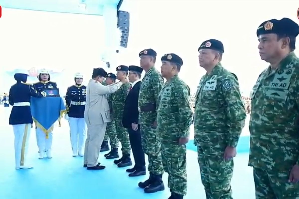 kenaikan pangkat, jenderal kehormatan, presiden prabowo subianto, 14 purnawirawan tni, 14 Purnawirawan TNI Terima Kenaikan Pangkat Kehormatan dari Presiden Prabowo, Siapa Saja Mereka?