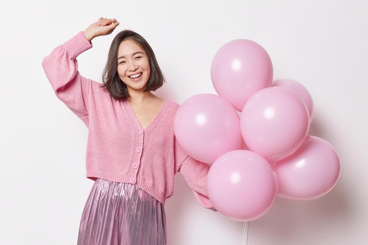 warna pink, 7 Sifat Istimewa Pencinta Warna Pink, Punya Empati Tinggi, 1. Suka mengayomi, 2. Hangat secara emosional, 3. Sangat optimis, 4. Menghindari konflik, 5. Mudah bersosialisasi, 6. Peka membaca emosi, 7. Mengutamakan kenyamanan