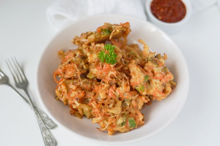 bakwan jagung, cara goreng bakwan, cara membuat bakwan, bakwan sayur, cara bikin bakwan, bakwan udang, Cara Goreng Bakwan agar Tidak Berminyak, Lebih Sehat dan Garing Meski Dingin, Pastikan Minyak Sudah Panas, Gunakan Api Sedang, Hindari Menumpuk Bakwan saat Ditiriskan, Gunakan Tisu Penyerap Minyak