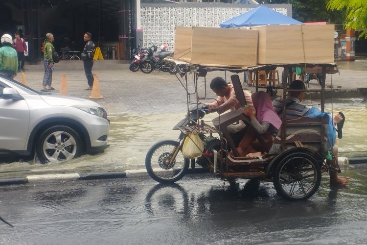 Medan, banjir, banjir Medan, banjir di medan, banjir di medan hari ini, banjir medan masalah drainase, banjir di medan masalah drainase, banjir medan hari ini, Banjir Rendam Lima Kecamatan di Medan, Ratusan Rumah dan Ribuan Jiwa Terdampak, Medan Maimun Terdampak Paling Parah, Medan Johor, Polonia, dan Labuhan Juga Terendam, BPBD: Data Masih Sementara, Penanganan Terus Berjalan, Pemerintah Terus Lakukan Pemantauan