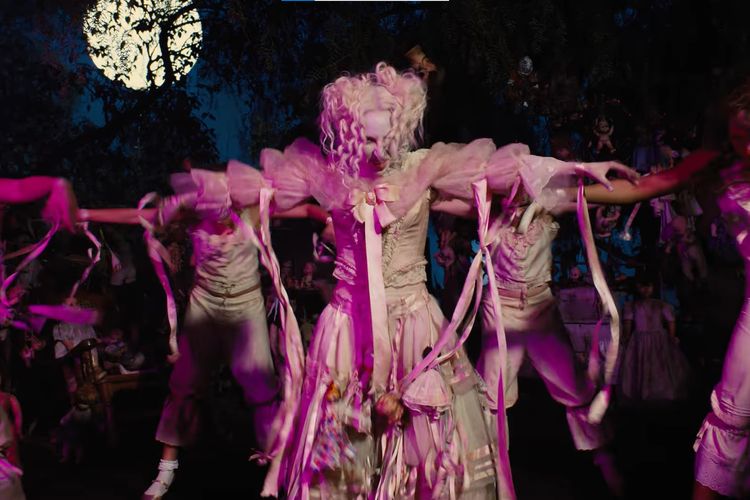 Lady Gaga, tim burton, lady gaga the dead dance, outfit lady gaga, busana lady gaga, baju lady gaga, Outfit Lady Gaga di Video Klip Death Dance, Horor dan Elegan