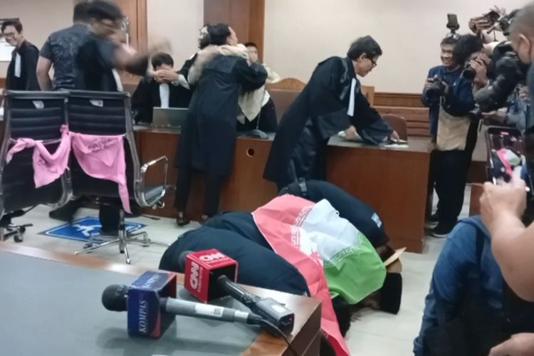 Delpedro, Hakim Harike Nova Yeri, Tangis Haru Ibunda Delpedro Marhaen di PN Jakpus, Berharap Sang Anak Lanjutkan Tesis S2