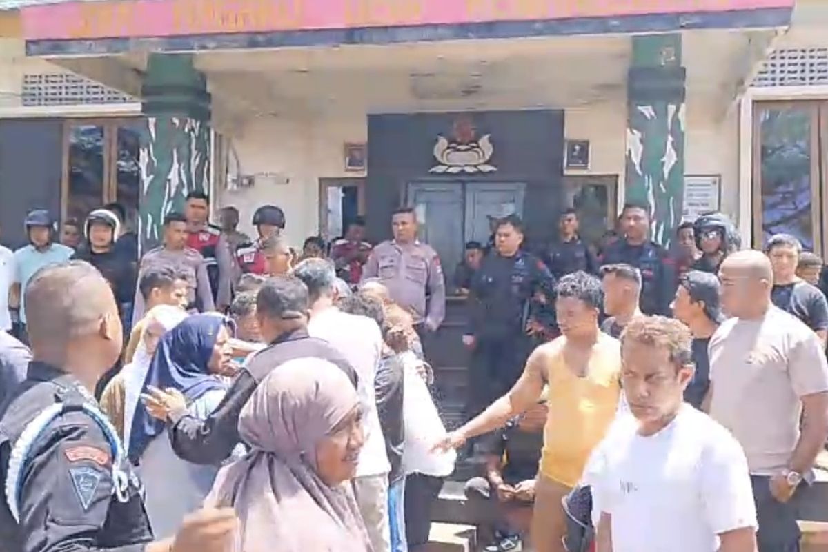 Polda Maluku, Polres Seram Bagian Timur, Penganiayaan Pasutri, brimob keroyok pasutri, Kronologi Belasan Brimob Keroyok Pasutri di Maluku, Warga Geruduk dan Amuk Markas Polisi
