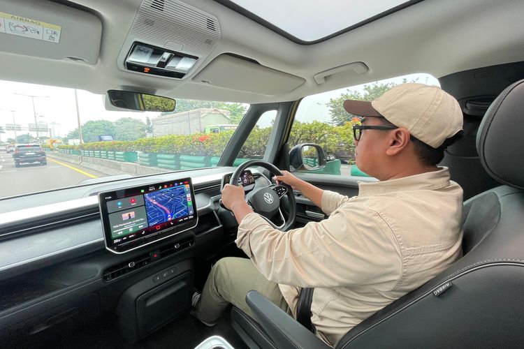 VW ID. Buzz, regenerative braking, mobil listrik, pengalaman berkendara, Mengemudikan VW ID. Buzz: Pengalaman Unik Mobil Listrik Minibus, Kabin Sederhana tapi Fungsional, Posisi Duduk Mirip Minibus, Performa: Enteng untuk Mobil Besar, Regenerative Braking, Performa &amp; Baterai