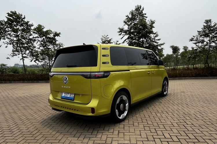 VW ID. Buzz, regenerative braking, mobil listrik, pengalaman berkendara, Mengemudikan VW ID. Buzz: Pengalaman Unik Mobil Listrik Minibus, Kabin Sederhana tapi Fungsional, Posisi Duduk Mirip Minibus, Performa: Enteng untuk Mobil Besar, Regenerative Braking, Performa &amp; Baterai