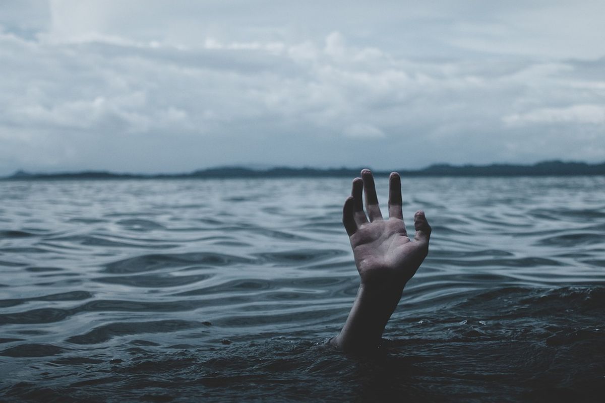 arti mimpi, arti mimpi tenggelam, Mimpi Tenggelam, Apa Artinya?, Mimpi tenggelam sendirian, Mimpi tenggelam karena ditarik sesuatu, Mimpi tenggelam, tetapi seseorang mencoba menyelamatkanmu, Mimpi melihat tanda bantuan saat tenggelam, Mimpi tenggelam, tetapi bisa bernapas di bawah air