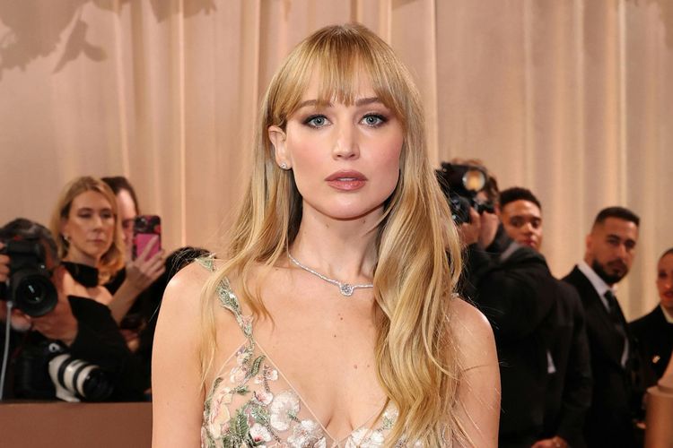 Jennifer Lopez, Justine Lupe, Jenna Ortega, naked dress, Jennifer Lawrence Pakai Gaun Transparan Givenchy di Golden Globes 2026
