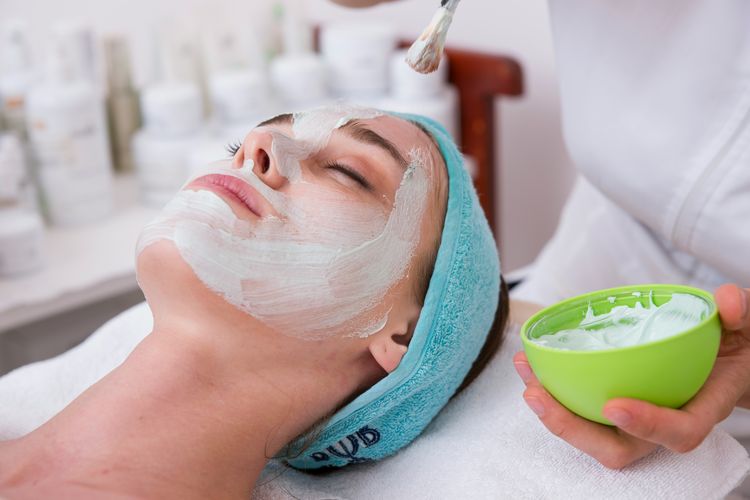 hiperpigmentasi, flek hitam di wajah, cara mengatasi flek hitam, dark spots, cara mengatasi flek hitam di wajah, skincare untuk flek hitam, penyebab flek hitam di wajah, dokter spesialis kulit kelamin dan estetika, flek hitam di wajah dan cara mengatasinya, tips skincare kulit flek hitam, Cara Mengatasi Flek Hitam di Wajah Menurut Dokter, Ini 4 Langkah Skincare Wajib, 1. Pembersihan dengan triple cleansing , 2. Nutrisi kulit, 3. Perlindungan, 4. Regenerasi