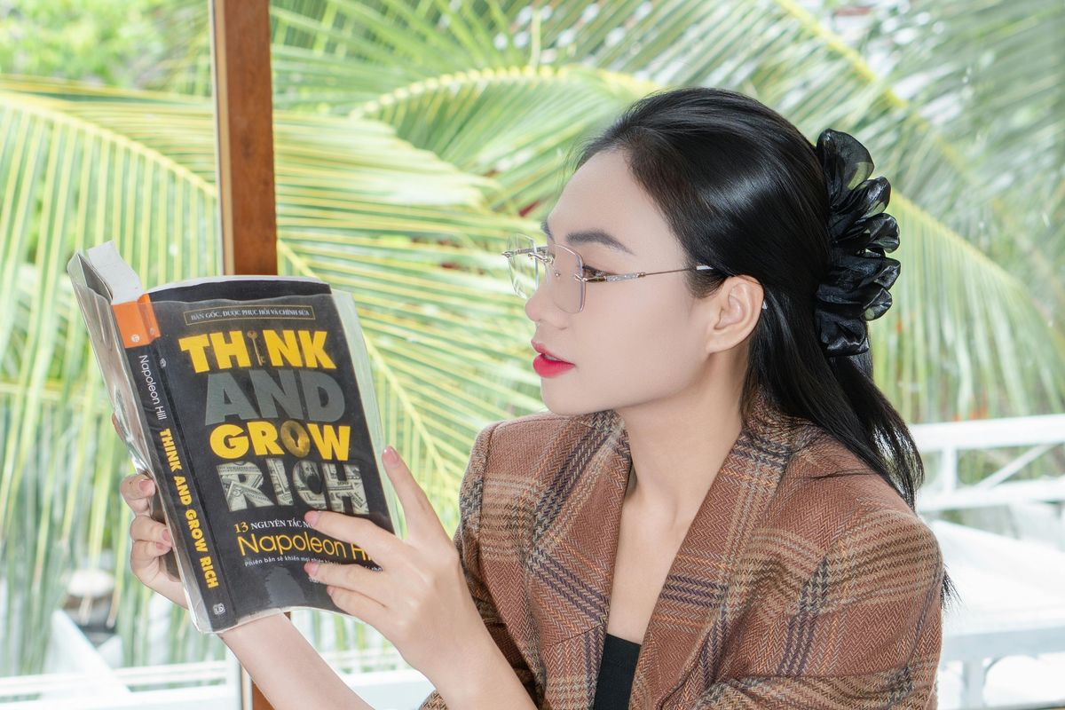 Gaya berpakaian, IQ tinggi, gaya berpakaian orang dengan IQ tinggi, 5 Gaya Berpakaian Orang dengan IQ Tinggi Menurut Psikolog, Apa Saja?, 1. Gaya berpakaian fokus pada detail, 2. Pilihan warna pakaian yang netral, 3. Mode timeless jadi pilihan utama, 4. Sentuhan aksesoris yang praktis, 5. Penampilannya selalu rapi dan tertata