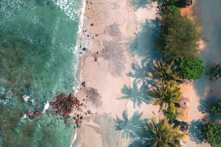 Kebumen, pantai, 8 Pantai Terindah di Kebumen, Ada yang Dijuluki New Zealand-nya Indonesia, 1. Pantai Menganti (Si New Zealand-nya Indonesia), 2. Pantai Surumanis, 3. Pantai Bopong, 4. Pantai Logending (Pantai Ayah), 5. Pantai Karang Bolong, 6. Pantai Laguna Lembupurwo, 7. Pantai Lampon, 8. Pantai Watu Bale