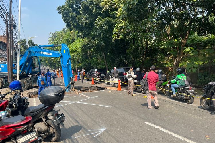 saluran air, Lenteng Agung, kemacetan, Jalan Raya Lenteng Agung Arah Depok Amblas, Lalu Lintas Macet Parah