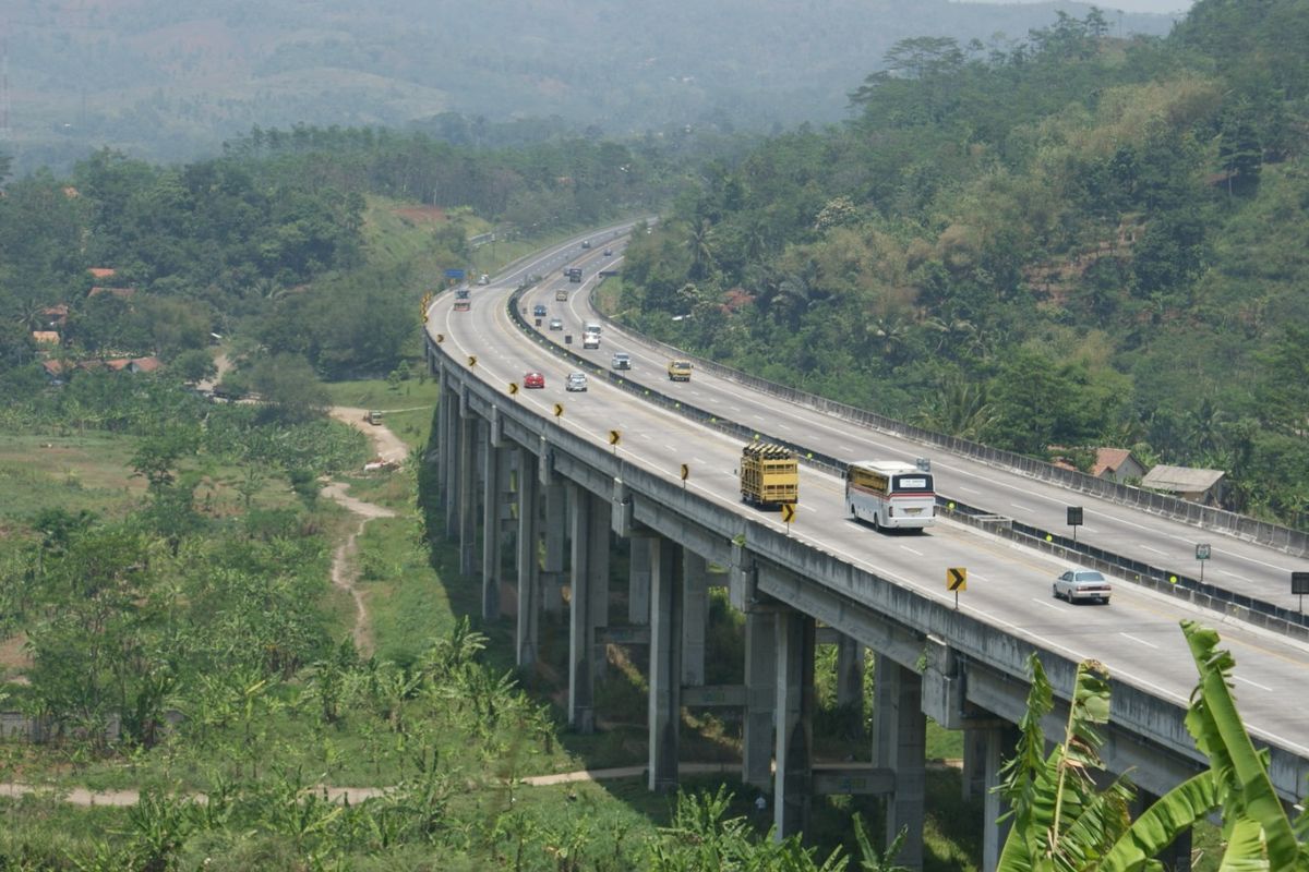 Tol Cipularang, urban legend, urban legend indonesia, cerita horor Indonesia, urban legend tol cipularang, keangkeran jalan tol, legenda Gunung Hejo, Urban Legend Tol Cipularang, Misteri Km 97 dan Cerita tentang Gunung Hejo, Awal Mula Misteri Tol Cipularang, Kecelakaan Tragis dan Penampakan di Km 97, Gunung Hejo: Sumber Energi Mistis di Balik Tol Cipularang, Cerita Para Pekerja dan Kesaksian Pengemudi, Tol Cipularang dan Warisan Mitos yang Terus Hidup