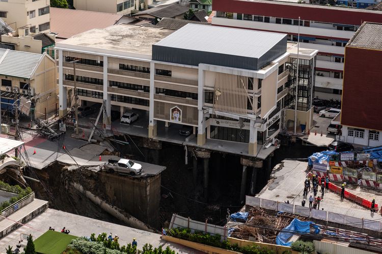bangkok, penyebab sinkhole, sinkhole di Bangkok, Tragedi Sinkhole, Tragedi Sinkhole di Bangkok: Penyebab dan Dampak Pada Transportasi dan Layanan Kesehatan, Penyebab Sinkhole di Bangkok, Pemerintah Thailand Lakukan Penyelidikan, Dampak dan Kerusakan Akibat Sinkhole, Kepanikan di Kalangan Warga