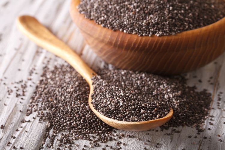 Biji chia, biji chia, manfaat biji chia, biji chia adalah, Biji Chia, Si Kecil yang Bermanfaat Besar untuk Kesehatan Jantung, Apa itu biji chia?, Temuan dari studi terbaru, Mengapa biji chia dianggap superfood?, Apakah semua orang bisa mengonsumsi biji chia?, Cara mudah mengonsumsi biji chia