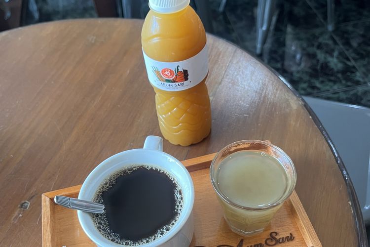 manfaat jamu beras kencur, manfaat jamu kunyit asam, party jamu, tips memilih jamu, wadah jamu, bahaya botol plastik, bahaya botol bekas air mineral, 3 Tips Memilih Jamu yang Aman Menurut Dokter, Hindari Pakai Botol Bekas, 1. Gunakan wadah yang bersih dan steril, 2. Perhatikan gula dan bahan tambahan, 3. Pilih penjual jamu yang terpercaya, 1. Beras kencur, 2. Kunyit asam, 3. Jamu pahitan (sambiloto–brotowali), 4. Cabai puyang
