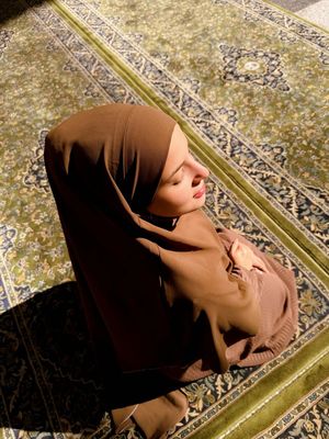 Tasya Farasya, busana umrah, 7 Gaya Busana Umrah Tasya Farasya, Bisa Jadi Inspirasi, 1. Outfit hitam untuk perjalanan, 2. Abaya warna nude dengan siluet longgar, 3. Paduan hijab senada untuk tampilan rapi, 4. Hijab cokelat tua dengan busana senada, 5. Busana serba cokelat gelap untuk malam hari, 6. Hijab simpel tanpa layering berlebih, 7. Tampilan bercadar hitam yang tertutup sempurna