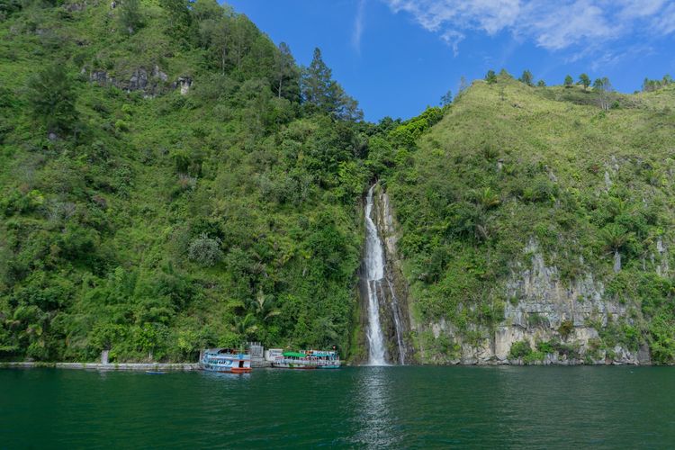 tempat wisata sekitar Danau Toba, 8 Wisata Alam Sekitar Danau Toba, Cocok Untuk Healing, 1. Air Terjun Situmurun, 2. Bukit Holbung, 3. Menara Pandang Tele, 4. Bukit Gibeon, 5. Bukit Indah Simarjarunjung, 6. Air Terjun Efrata, 7. Taman Eden 100, 8. Desa Wisata Tomok