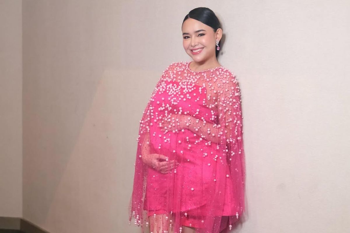Amanda Manopo, film CAPER, 5 Style Amanda Manopo Pamerkan Baby Bump, Memukau Serba Pink, 1. Dress dan outer bertabur mutiara, 2. Statement boots yang berani, 3. Gaya rambut klasik, 4. Makeup flawless dengan sentuhan pinkish, 5. Aksesoris mewah sebagai pemanis