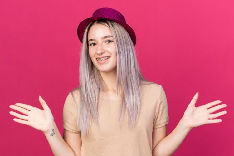 gaya rambut, 12 Gaya Rambut yang Bikin Tampilan Terlihat Tua, 1. Rambut lepek tanpa volume, 2. Layer tipis yang tidak terstruktur, 3. Rambut disasak berlebihan (Teased Hair), 4. Warna rambut terlalu gelap, 5. Rambut terlalu bleaching, 6. Potongan pendek yang terlalu kaku, 7. Rambut terlalu panjang dan kusam, 8. Poni tebal dan rata, 9. Poni terlalu pendek, 10. Rambut keriting kaku , 11. Rambut dengan tekstur kering dan kusut, 12. Rambut rusak dan tidak terawat