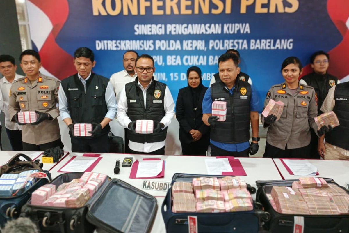 Batam, Singapura, Kasus Uang Tunai Rp 7,7 Miliar di Batam, Begini Aturan Resmi Bawa Rupiah ke Luar Negeri, Dampak Ekonomi Jika Uang Tunai Keluar dalam Jumlah Besar, Kronologi Pengungkapan Kasus Rp 7,795 Miliar, Kurir Dibayar Murah, Risiko Hukum Tinggi, Aturan Resmi Pembawaan Uang Tunai ke Luar Negeri, Koordinasi Aparat Penegak Hukum