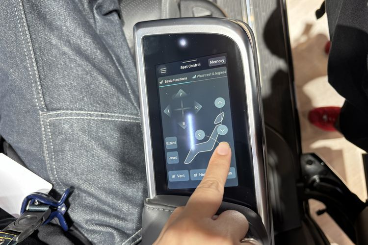 MAXUS, MIFA 9, kendaraan listrik, MAXUS Indonesia, MAXUS MIFA 9, mobil listrik, Bukan Sekadar EV, Begini Pengalaman Mencoba MAXUS MIFA 9 di IIMS 2026, Kesan pertama saat memasuki kabin, Tata kabin yang lapang dan fungsional, Pengalaman duduk di captain seat yang jadi sorotan, Dari kursi penumpang ke balik kemudi, Performa dan daya jelajah