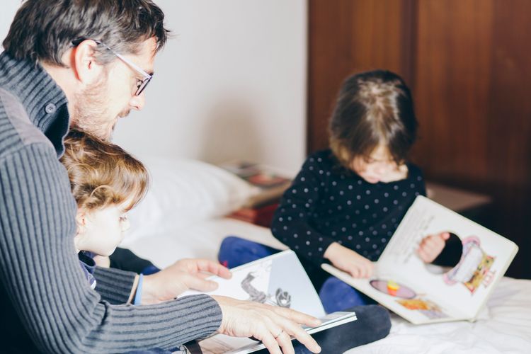 Cara membacakan buku cerita untuk anak, manfaat membaca buku untuk anak, membaca buku untuk anak, membaca buku anak lebih menyenangkan, manfaat membacakan anak buku, membacakan anak buku cerita, membacakan buku pada anak, cara membacakan buku cerita untuk anak, 4 Cara Membacakan Buku untuk Anak, Lebih Menarik dan Interaktif, 1. Ajak anak memahami cerita secara lebih luas, 2. Ajak anak berinteraksi dengan isi buku, 3. Gunakan teknik bermain peran (roleplay), 4. Bangun imajinasi anak dengan pertanyaan terbuka