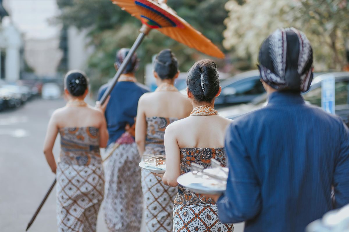 pakaian adat, pakaian adat jawa tengah, pakaian adat yogyakarta, perbedaan pakaian adat jogja dan solo, Perbedaan Pakaian Adat Jawa Tengah dan Yogyakarta, Jangan Sampai Tertukar, 1. Blangkon, 2. Surjan dan Beskap, 3. Kebaya, 4. Motif Kain Batik