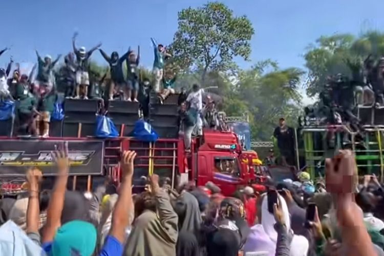 Jawa Timur, sound horeg, battle sound, sound horeg jatim, kontroversi sound horeg, fatwa haram sound horeg, sound horeg dari mana, Fatwa Haram Sound Horeg dari Pesantren Jatim, Dukung atau Tolak?, Apa itu horeg dan perlukah dibuatkan regulasi?, Puluhan pondok pesantren se-Jawa Timur keluarkan fatwa haram horeg, 'Kalau kami dilarang, semua tempat hiburan juga harus ditutup', Apa itu horeg dan mengapa populer di pedesaan?, Apakah musik horeg perlu diatur?