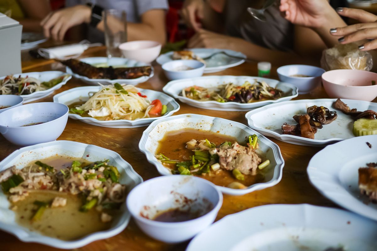 makanan sisa, Memanaskan Ulang Makanan Sisa, Awas Keracunan, 6 Kesalahan Saat Memanaskan Ulang Makanan Sisa, 1. Membiarkan makanan terlalu lama di suhu ruang, 2. Tidak menggunakan wadah kedap udara, 3. Suhu kulkas terlalu hangat, 4. Menyimpan makanan sisa terlalu lama, 5. Tidak memanaskan hingga suhu yang cukup tinggi, 6. Terjadi kontaminasi silang di microwave