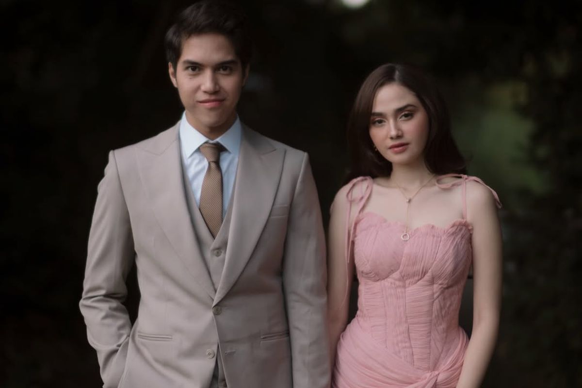 prewedding, Syifa Hadju, 7 Gaya Prewedding Syifa Hadju dan El Rumi di London, Nuansa Dreamy, 1. Strapless dress fitted Syifa Hadju, 2. El Rumi tampil dengan jas beige, 3. Gaya rambut Syifa Hadju bergelombang, 4. Makeup, 5. Pose di Depan Rumah Kaca, 6. Jalan di Tengah Cahaya Matahari