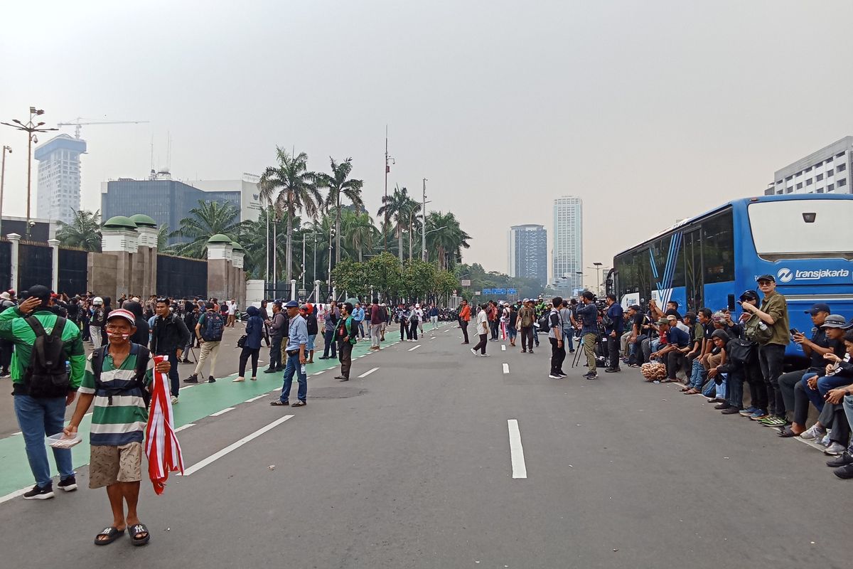 rekayasa lalu lintas, Gedung DPR, demo 25 agustus 2025, demo 25 agustus, Demo 25 Agustus 2025 di gedung DPR, Demo 25 Agustus 2025 di Depan Gedung DPR: Jalan Gatot Subroto Ditutup, Transjakarta Masih Bisa Lewat