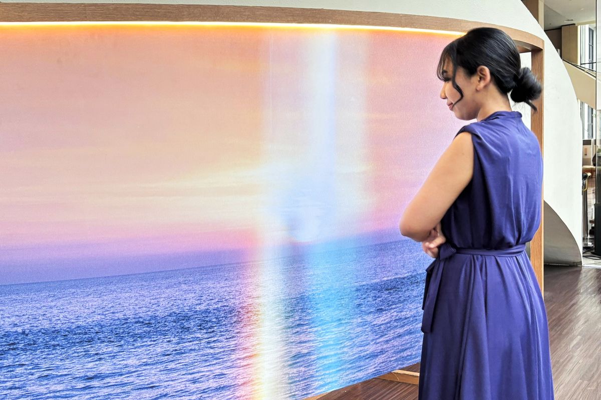 sore istri dari masa depan, sore istri dari masa depan 2025, Pameran Seni Chronospira, Menjadi Sosok Sore dalam Pameran Seni Chronospira, Instalasi Film Sore di Artotel Gelora Senayan