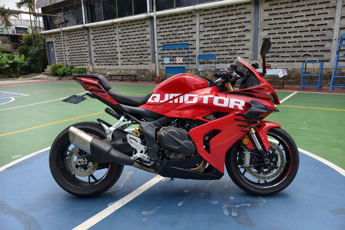 Kawasaki Ninja ZX-4RR, QJMotor SRK 800 RR, Kawasaki ZX-4RR vs QJMotor SRK 800 RR: Duel Motor Sport Rp 250 Juta