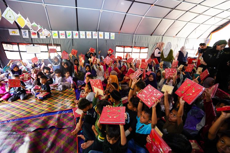 Luna Maya, Andien, The Palace, The Palace Jeweler, Yayasan Luna Maya Nawasena, The Palace Bantu Korban Banjir Bandang Aceh Lewat Aksi Sosial bersama Luna Maya dan Andien